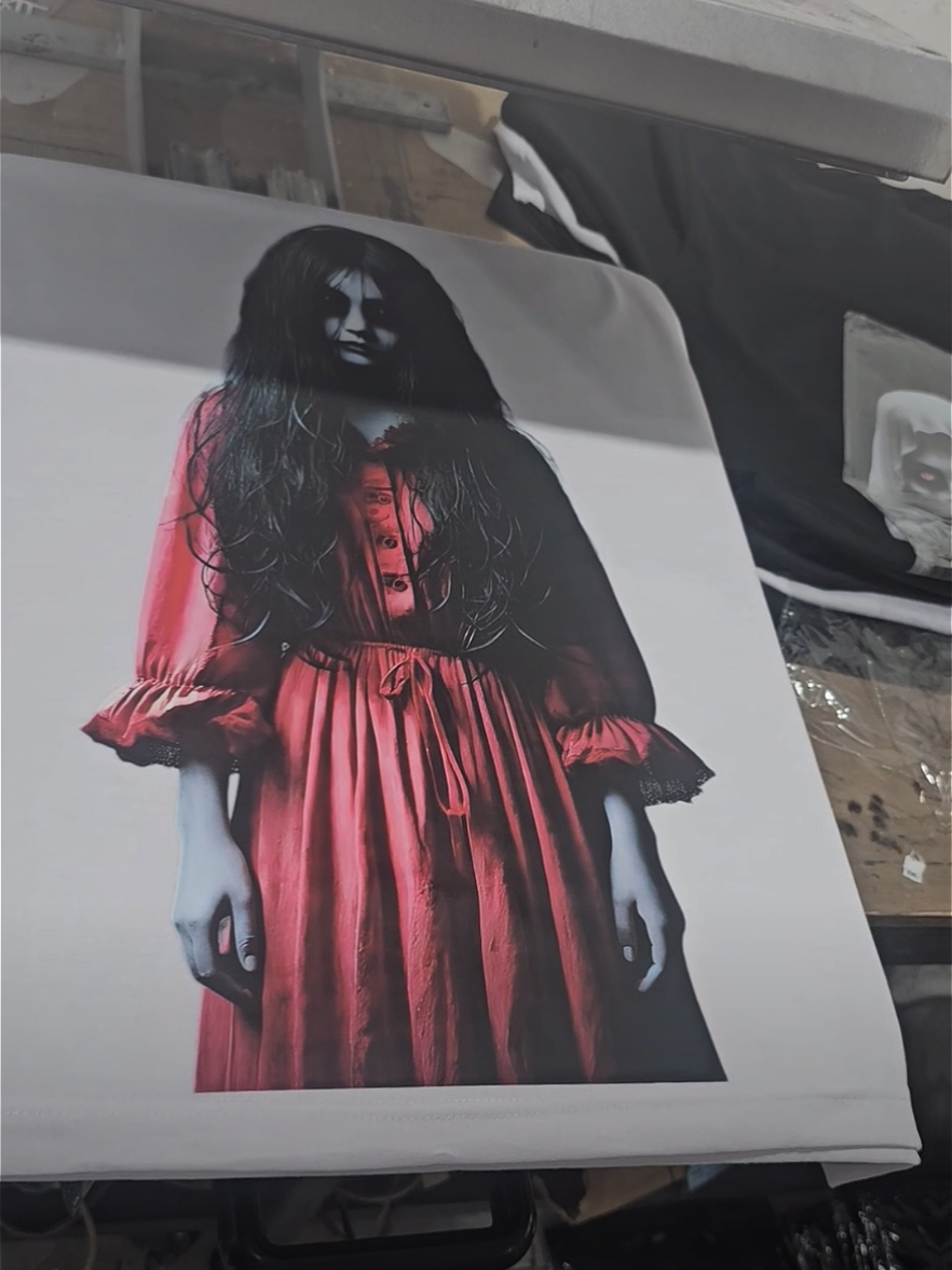 Membalas @muhammadpangki2malah jadi pusat perhatian orang kalau pakai kaos kunti satu ini di malam hari mass😰😆 #promomakan1010 #kaosviral #kaosmurah #kaos #kaoskatakata 