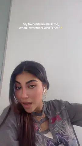 ملقناش ف الورد عيب نقوله احمر الخدين🤭؟