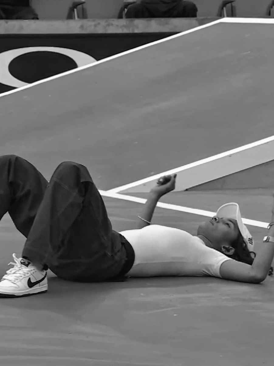 Rayssa, eu sei que perder um campeonato não é fácil. Dá um aperto no peito, uma mistura de tristeza e frustração — ainda mais pra alguém que se dedica tanto quanto você. Mas olha... o que você representa vai muito além de um troféu ou uma medalha. Você inspira milhões de pessoas com sua garra, sua alegria e o jeito leve com que enfrenta tudo. Cada manobra, cada queda, cada vitória e até cada derrota mostram o quanto você é gigante. O mundo inteiro te admira não só pelo talento, mas pela força que você tem. Campeonatos vão e vêm, mas a lenda que você está construindo é pra sempre. Levanta a cabeça, continua sorrindo e andando de skate com o coração — porque é isso que te faz única |@Rayssaleal👑 #tipografia #rayssaleal #fyp #sls #naoflopa 