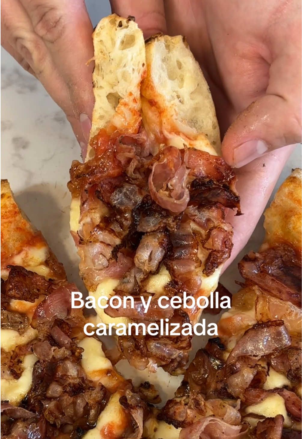 Pizza de bacon y cebolla caramelizada #Pizza #paratii #pizzalover #pizzatime #fyp 