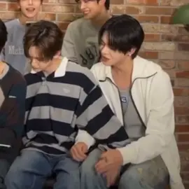 Katanya pas di sini tuh kalau dilihat dari ekspresinya Leo, dia abis baca arahan staff buat lepasin tangan Anxin, tapi Anxin malah tetap ngegandeng tangan Leo lagi Anxin be like 