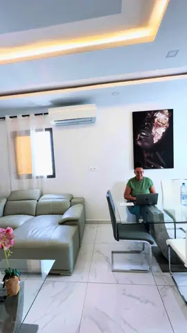 Teranga Immo — Votre havre de confort à Dakar ☀️ Bienvenue chez @terangaimmolux , spécialiste de la location courte durée à bas prix à Dakar, où chaque séjour se transforme en expérience unique. Situés au cœur du quartier des Maristes, les appartements meublés allient élégance, praticité et hospitalité sénégalaise. 🇸🇳 Contact : +221772012240 contact@terangaimmo.com #senegal #dakar #reel #immo #dakarbuzz 