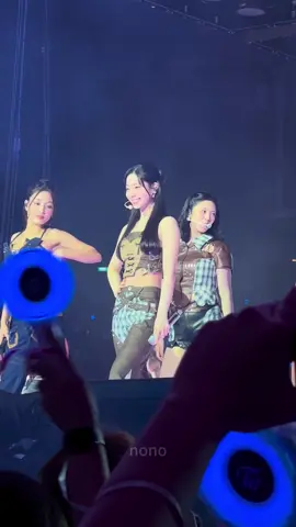 Jihyo making a mistake in choreo today and Jeongyeon's pointing it out Lmao 😭😅 #twice #Najeongmosajimidachaetzu #TwiceatSingapored2 #twice_thisisfor_world_tour #credittotheowner 