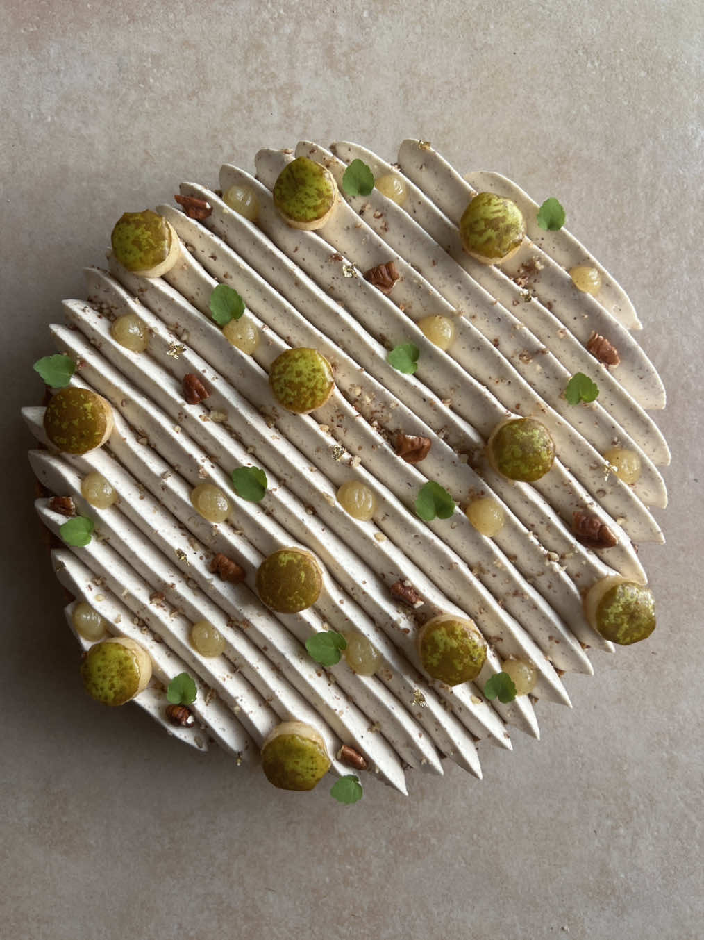 Tarte poire pécan 🍐🤎🌱 - Pâte sucrée amande et éclats de pécan  - Biscuit moelleux pécan  - Poires pochées dans un sirop de vanille - Gel poire vanille citron vert  - Crémeux pécan  - Praliné pécan  - Chantilly pécan  #pastry #reels #tarte #patisserie #torte 