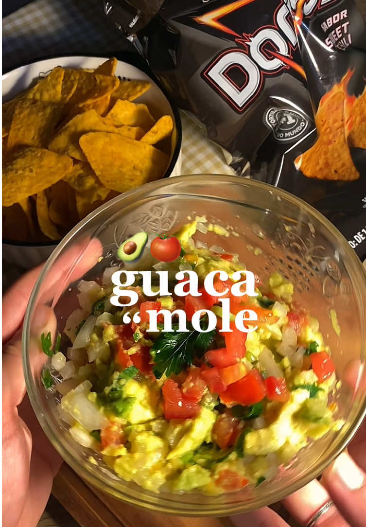 Como fazer guacamole em casa  🥑🍅🌟 Melhor dia pra fazer uma noite de comida mexicana. É bem refrescante pro calor que ta fazendo. Bora pros ingredientes? Ingredientes  1/2 banda do abacate 1/2 tomate 1/2 cebola branca ou roxa Sal Pimenta do reino 1 limão Salsa e cebolinha Doritos para acompanhar 🤌🏼 #guacamole #comidamexicana #Recipe #receitafacil #foryou 