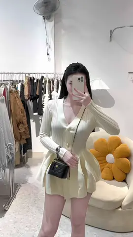 Đêm tháng 5 chưa nằm đã sáng . Tiền tháng 10, chưa cười đã hết 🤣
