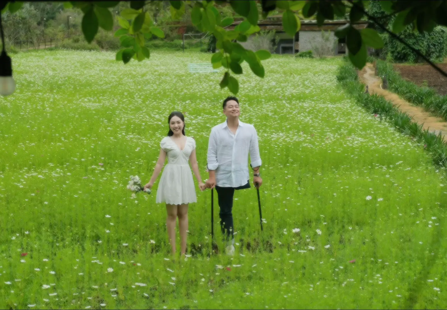 Rồi một ngày nào đó, em sẽ yêu. Chàng trai em yêu có nụ cười hiền và chiếc áo sơ mi thơm mùi nước xả. Đôi mắt cậu ấy sáng trong, tính tình thì trầm lặng, chẳng bao giờ biết pha trò chọc vui em, nhưng sẽ là người sẵn sàng dành cả ngày dài để bên em, chỉ để ngắm nhìn em không biết chán và lắng nghe em nói. Chàng trai ấy dễ ngại ngùng, em trêu đôi câu ráng chiều đã xuất hiện trên đôi gò má. Chẳng bao giờ nói những lời tình tứ, nhưng lại lẳng lặng dành cho em những sự quan tâm rất đỗi ân cần. Chàng trai ấy kiên trì, nhẫn nại. Buổi sáng, cậu ấy gửi cho em những lời chúc ngọt ngào. Buổi tối, cậu ấy dịu dàng nhắc em hãy ngủ sớm, nhưng lúc nào cũng là người cùng em trò chuyện đến thâu đêm. Chàng trai em yêu vừa vụng về vừa tinh tế. Biết em thích ăn ngon, cậu ấy âm thầm tập tành nấu nướng. Mười ngón tay có đôi vệt xước vì những lần bất cẩn, chỉ để cho em sau này có một chén cơm nóng, vài món ăn giản dị. Chàng trai ấy sẽ vì em mà làm nhiều điều lãng mạn, khi thì bó hoa thơm ngát, lúc lại giỏ trái cây tươi. Chỉ để em thấy vui trọn từng khoảnh khắc, và chẳng ghen tị với tình yêu của người đời. Cũng có đôi lần cậu ấy giận dỗi em, chỉ vì em chẳng trân trọng sức khỏe của chính mình, khi em chẳng chịu đi tắm sớm, khi em chẳng ăn uống đúng giờ. Rồi một ngày nào đó, em sẽ yêu. Em muốn yêu một chàng trai dịu dàng, lương thiện. Sẽ cùng anh nấu bữa ăn ngon, giúp anh phơi khô chiếc áo, ủi thẳng tấm chăn. Rồi bỗng mường tượng về một tương lai không xa, nơi chúng ta có chung một mái nhà và những đứa trẻ. Hẳn em sẽ là mẹ hiền và anh là một người bố tuyệt vời của các con. Mặc kệ quá khứ anh từng bao lần luyến lưu nhìn lại, rồi chúng ta sẽ là hiện tại và là cả tương lai. Là mưa nắng, là cuộc sống bình dị, cơm áo đạm bạc ngày qua ngày. Rồi một ngày nào đó, chúng ta sẽ lại yêu. Anh tìm thấy cho mình một bến đỗ để dừng chân, chấm dứt những tháng ngày rong ruổi phiêu bạt. Em cũng tìm thấy mái nhà có một người, có hai mùa mưa nắng, có ba bữa cơm và cả đời kề cạnh. Mình hãy gói những nhớ thương đã úa màu, những luyến lưu tháng ngày trẻ dại, gửi vào miền xa xăm trong tâm tưởng, để quá khứ thôi trỗi dậy và trở về khi ngày tàn, đêm xuống. Cuối cùng, hạnh phúc của riêng mình, mong rằng sẽ trở thành hạnh phúc của hai chúng ta. #lovestory 