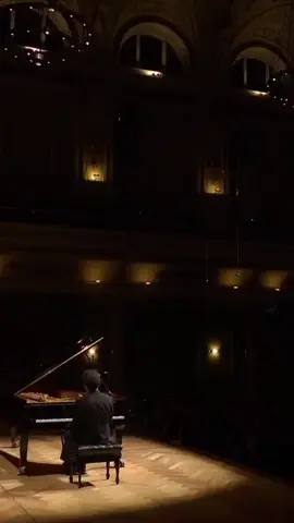 Step into a world where elegance meets artistry, as a virtuoso pianist takes the stage in a breathtaking concert hall. The warm, dim lighting casts a captivating glow on the grand piano, creating an intimate atmosphere that invites listeners to lose themselves in the music. Dressed to impress in formal attire, the pianist’s hands dance across the keys with remarkable skill, bringing to life the exquisite notes of Chopin's renowned Andante Spianato et Grande Polonaise Brillante. The attention to detail in the performance showcases not only technical precision but also deep emotional expression, making each moment resonate with sophistication. Feel the tension and release as the powerful melodies unfold in this unforgettable performance. #ClassicalMusic #PianoPerformance #Chopin #EvgenyKissin #MusicElegance