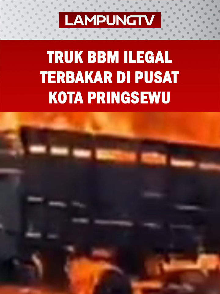 PRINGSEWU (12/10/2025) – Suasana di Pusat Kota Pringsewu berubah menjadi mencekam pada Minggu Sore, 12 Oktober 2025, saat sebuah truk pengangkut BBM ludes terbakar di depan SMP3, Jalan Pemuda. Lewat media sosial, banyak warga menduga-duga apa yang terbakar dan apa penyebabnya, karena sempat terdengar beberapa kali ledakan, dan dari kejauhan mereka melihat asap mengepul di perempatan Jalan Lintas Barat dengan jalan menuju Terminal Pringsewu. Rasa penasaran bertambah menjadi setelah warga sekitar dengan spontan menutup jalan dari dua arah, Bandarlampung dan Kotaagung, karena khawatir terimbas api dari truk pengangkut BBM itu. Lagi pula, BBM jenis solar yang diangkut tumpah ruah, membuat jalanan di pusat Kota Pringsewu tersebut menjadi licin. Nasikin, warga sekitar, mengatakan banyak pihak mengkhawatirkan api merembet ke pertokoan, meski pengemudinya sempat membelokkan truk ke arah terminal saat terbakar. Tabrani Ahmad Fadoli , Komandan Pleton Pemadam Kebakaran Kabupaten Pringsewu, mengatakan truk pengangkut BBM tersebut terbakar sekitar pukul 15.00 sore. Truk belum diketahui pelat nomor dan pemiliknya itu disebut Tabrani berasal dari arah Bandarlampung dan sedang menuju arah Kabupaten Tanggamus saat terbakar. Komandan Pleton Damkar Pringsewu itu juga menyebut sopir truk kabur setelah membelokkan truknya ke arah terminal dan masih dalam pencarian pihak terkait hingga sore harinya. Damkar Pringsewu berhasil memadamkan truk pengangkut BBM itu dalam satu setengah jam, setelah beberapa unit pemadam kebakaran dikerahkan. Selesai memadamkan truk, Damkar Pringsewu juga terpaksa membeli alat kimia, memasukkan ke dalam tangki air, untuk membersihkan jalanan yang penuh solar. Jalan Lintas Barat Pringsewu dari Bandarlampung ke arah Tanggamus kembali normal menjelang magrib, setelah truk pengangkut BBM itu dievakuasi dan jalanan disemprot. @lampungtelevisi.com