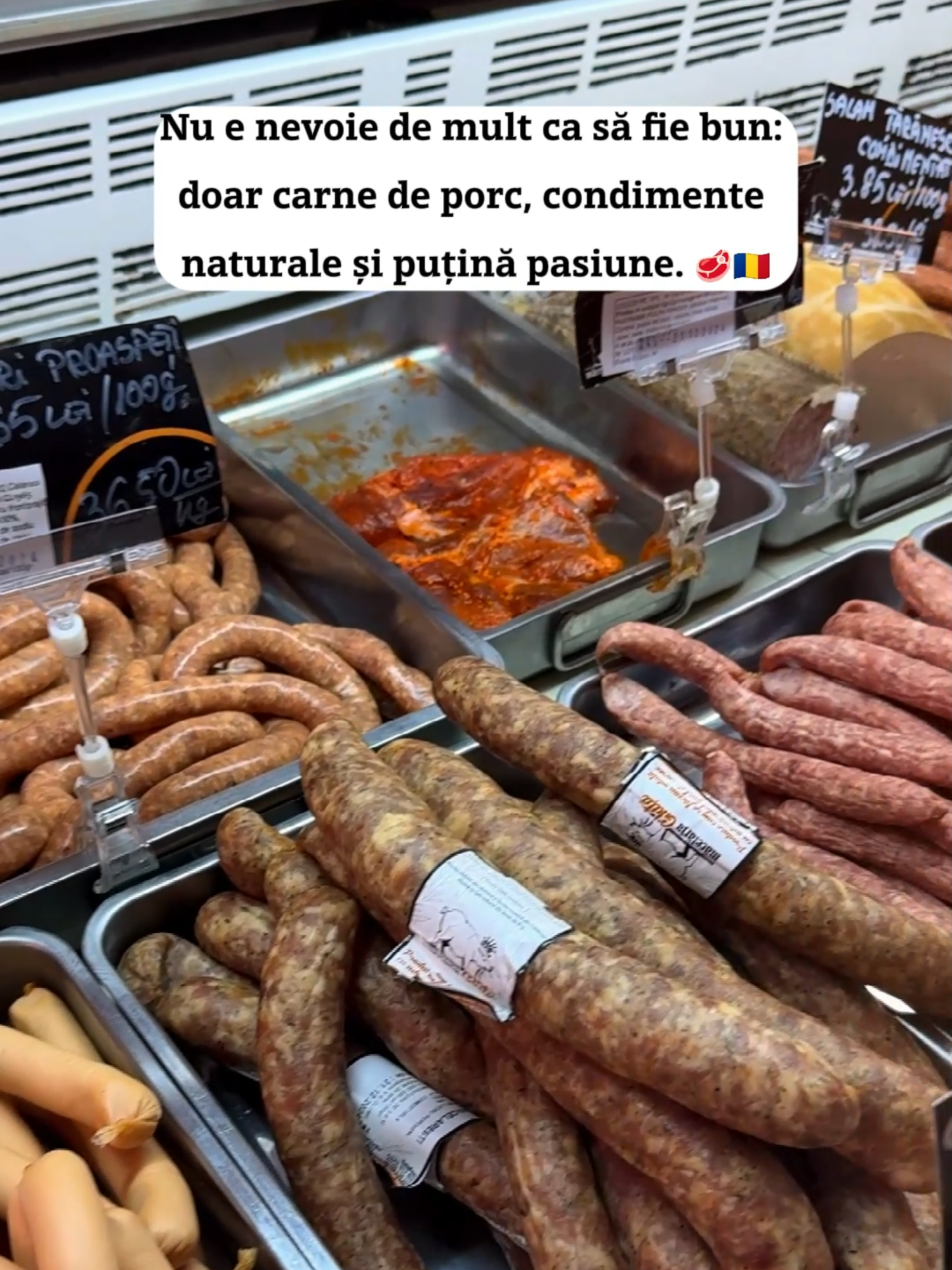 Nu trebuie să fie sărbătoare ca să te bucuri de preparatele din porc făcute ca la bunica acasă. 🥩 Trebuie doar ca pofta să-și facă apariția iar apoi să vii la Măcelăria Ghiță, unde găsești produse delicioase din 100% carne de porc. 😋 Simplu, așa-i? Aici, fiecare preparat spune câte o poveste, despre tradiție, autenticitate și grijă pentru sănătatea ta și a celor dragi. ❤ Ține minte! Unele gusturi nu se uită niciodată…😍 👉 Treci pe la noi și umple-ți coșul cu bunătățile care aduc aroma copilăriei mai aproape!