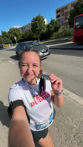 21,1 km, un objectif clair : passer sous les 2h. Le vent, les dénivelés, les jambes lourdes… et pourtant, on l’a fait 🥹 1h54, grâce à une équipe de choc : mes parents 🫶🏼 Courir sur la base aérienne, voir la Patrouille de France passer au-dessus, sentir l’énergie du public… un moment hors du temps ✈️ C’était dur, intense, mais incroyablement gratifiant. Prochaine étape : Le semi-marathon de Toulouse 🩷 @On @Nike  #semimarathon #runningmotivation #salondeprovence #runninggirl #patrouilledefrance 