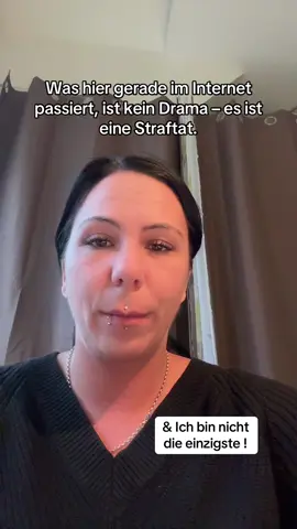Was hier gerade passiert, ist illegal. Ich erkläre euch kurz und klar, was das rechtlich bedeutet — damit jeder weiß: das ist kein Spiel. Wenn jemand gezielt meine Videos, meine Lives oder meine Inhalte sammelt, um mich zu beobachten, zu kontrollieren oder einzuschüchtern, dann ist das digitale Nachstellung — Stalking (§ 238 StGB). Das ist strafbar. Wer ungefragt mein Gesicht, meine Stimme oder meine Inhalte speichert oder teilt, verletzt mein Persönlichkeitsrecht (§ 823 BGB) und mein Recht am eigenen Bild (§§ 22, 23 KUG). Dafür kann man Unterlassung, Löschung und Schadensersatz verlangen. Wer Lügen verbreitet oder mich öffentlich diskreditiert, macht sich strafbar wegen übler Nachrede oder Verleumdung (§§ 186, 187 StGB). Das kann empfindliche straf- und zivilrechtliche Folgen haben. ❗Wichtig: Wer aktiv mitmacht — weil er sich von jemandem anstiften lässt oder bewusst hilft — macht sich ebenfalls strafbar als Gehilfe (§ 27 StGB). Mitläufer sind keine Opfer, sondern mitschuldig. Wenn mich jemand in einem Livestream beim Namen nennt und beleidigt, ist das eine Beleidigung (§ 185 StGB). Wer falsche Tatsachen behauptet, handelt unter Umständen nach § 186/187 StGB (üble Nachrede/Verleumdung). Und noch etwas zur Klarstellung: Auch wenn jemand jetzt aufhört, ändert das nichts an dem, was bereits geschehen ist. Bereits begangene Rechtsverletzungen bleiben rechtlich relevant.