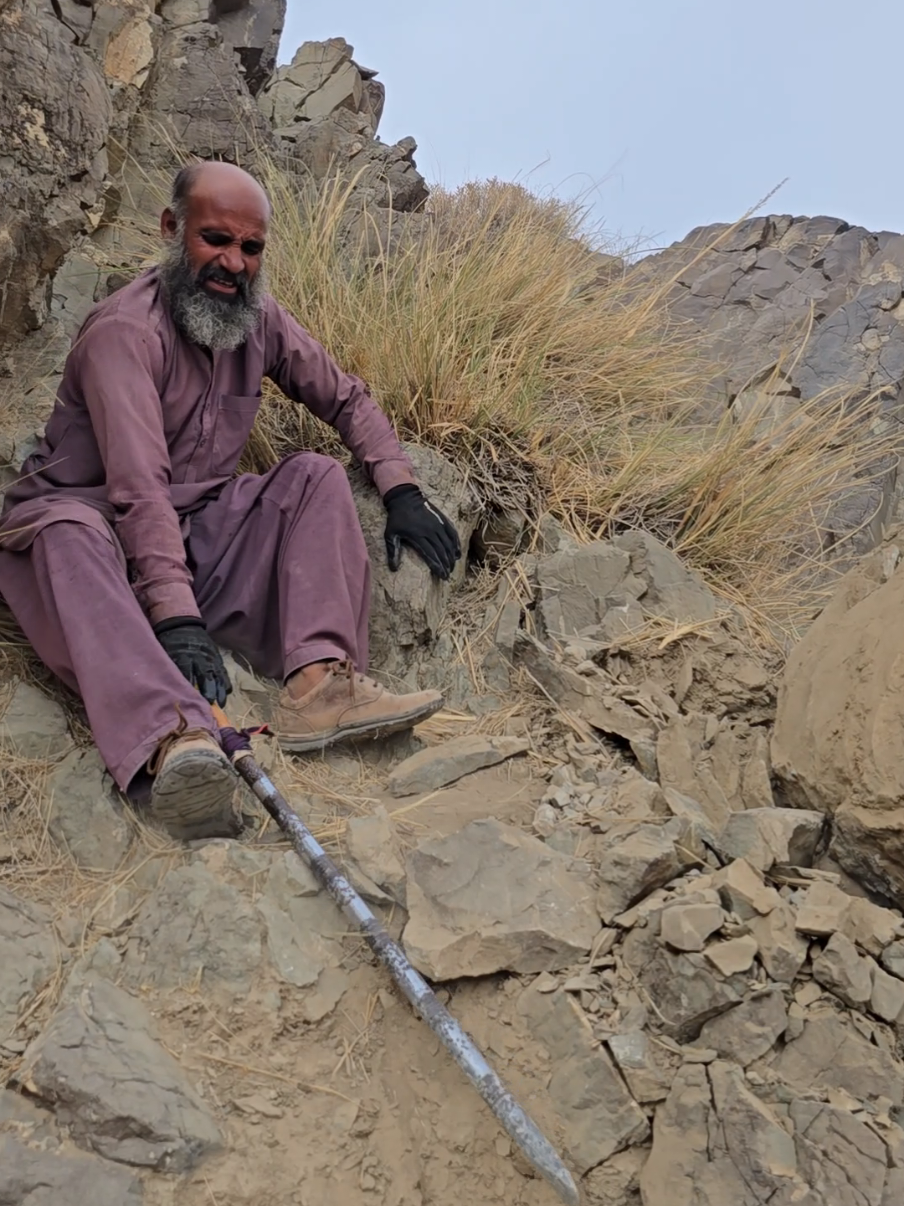 Life of Stone Miner 🥶 #stonemining #mountainlife #stoneman #fyp #viralvideo 