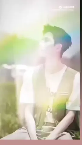 于朦朧先生 你好 我今天尤其特别的想你 因为我个性有一点后知后觉 所以出事到现在我都没有哭过 因为我心里的某一处可能Tuan Yu Menglong, halo. Aku sangat merindukanmu hari ini. Karena aku cenderung lambat bereaksi, aku belum menangis sejak kejadian itu. Sebagian diriku masih percaya kau akan kembali, bahwa kau akan berdiri di hadapan semua orang dan berkata, 