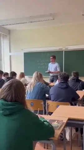 was passiert da in der 10b 🤣🤣🤣 #fy #viral #mathe