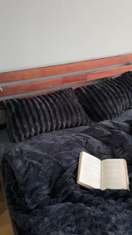 Напишіть в інстаграм(посилання в шапці профілю) або вайбер 0967506727 ❤️ Комплектація: Простирадло 220х240 см Дві наволочки прямокутні 50х70 см Підковдра 200х220 см ✨ Тепла постільна білизна в стильну смужку – ідеальний вибір для затишних снів та гармонії у спальні. ✅ Виготовлена в Туреччині з якісних матеріалів – не линяє, не втрачає кольору після прання. ✅ Дуже приємна до тіла, дарує ніжність та комфорт у будь-яку пору року. ✅ Легка у догляді – зберігає свій бездоганний вигляд без зайвих зусиль. 🎁 Поставляється в елегантній подарунковій сумці – чудовий варіант як для себе, так і для подарунку. 