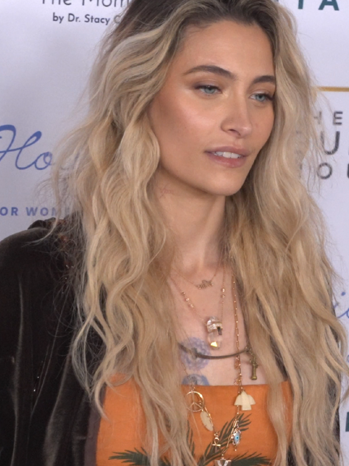 La nueva reina del 'boho' es  #ParisJackson , de las plataformas a los flecos pasando por los collares amuleto. No le falta un detalle para reinterpretar esta tendencia en clave elegante y, a la vez, parecer salida de 'Woodstock' en 1969. 🌼 ✌️   📹 Getty Images.