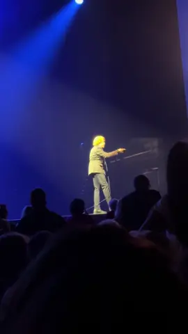When someone in the crowd gets a lecture for disturbing his peace ☮️ well said! And what a great show! @MickHucknallofficial #dontpissmeoff #simplyredsshow #pipedown #managedbyjampress #jampress