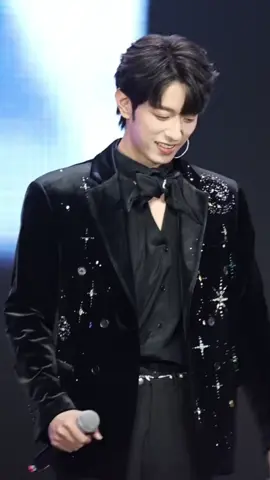 why is he so beautiful 😭😭 © to rightfully owner #JiangLi #LiPeien #JiangHeng #Desire4 #creatorsearchinsights 