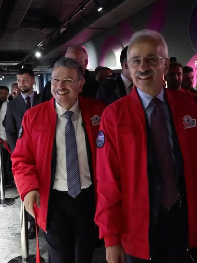 Trabzon Bilim Festivali'nde Ulaştırma ve Altyapı Bakanı Abdulkadir Uraloğlu ile robot ADA-7'nin sohbeti eğlenceli anlara sahne oldu.