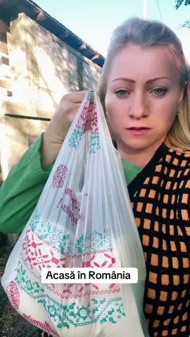 De vorbă cu mamaia, printre bucăți de brânză și amintiri. 🧀💛 Am fost și-am cumpărat brânză de la un producător local — o familie care încă mai ține vaci, așa cum se făcea odinioară. Iar acum, alături de mamaia, punem brânza la saramură, cu grijă și cu poveste. Mamaia știe cel mai bine câtă muncă este în spatele fiecărei bucăți de brânză. A lucrat la fermă, a avut vaci în gospodărie, a muls, a hrănit, a îngrijit… și a trăit din ceea ce pământul și animalele i-au oferit. 🌾 Pe măsură ce povestește, simt că fiecare gest al ei poartă o lecție. Despre răbdare. Despre respectul pentru muncă. Despre viața simplă, dar plină de sens. Astăzi, între miros de lapte și povești din alte vremuri, învăț și eu să pun brânza la saramură — dar, mai ales, să prețuiesc tot ce e curat, natural și făcut cu sufletul. 🕊️🤍#romania #acasa #bunica #branza #viral 