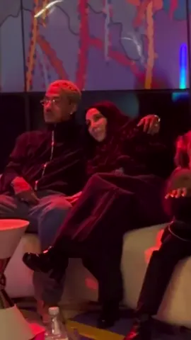 ✨ @Cher y su novio Alexander en Nueva York ❤️ Este fin de semana pudimos ver a Cher acompañada de su novio Alexander Edwards, cuando ambos acudieron a la apertura de la nueva experiencia artística de Faena Art en la explanada del hotel Faena New York. Esa misma noche, la pareja celebró el cumpleaños número seis del pequeño Slash, hijo de Alexander, en el famoso restaurante @Indochine NYC  📹📸 Tara Cox, Indochine NYC, Fernando Montealegre, Mark Sirota y BrookaaayNYC • • • • • • • • #Cher #Boyfriend #NewYork #NYC #Love