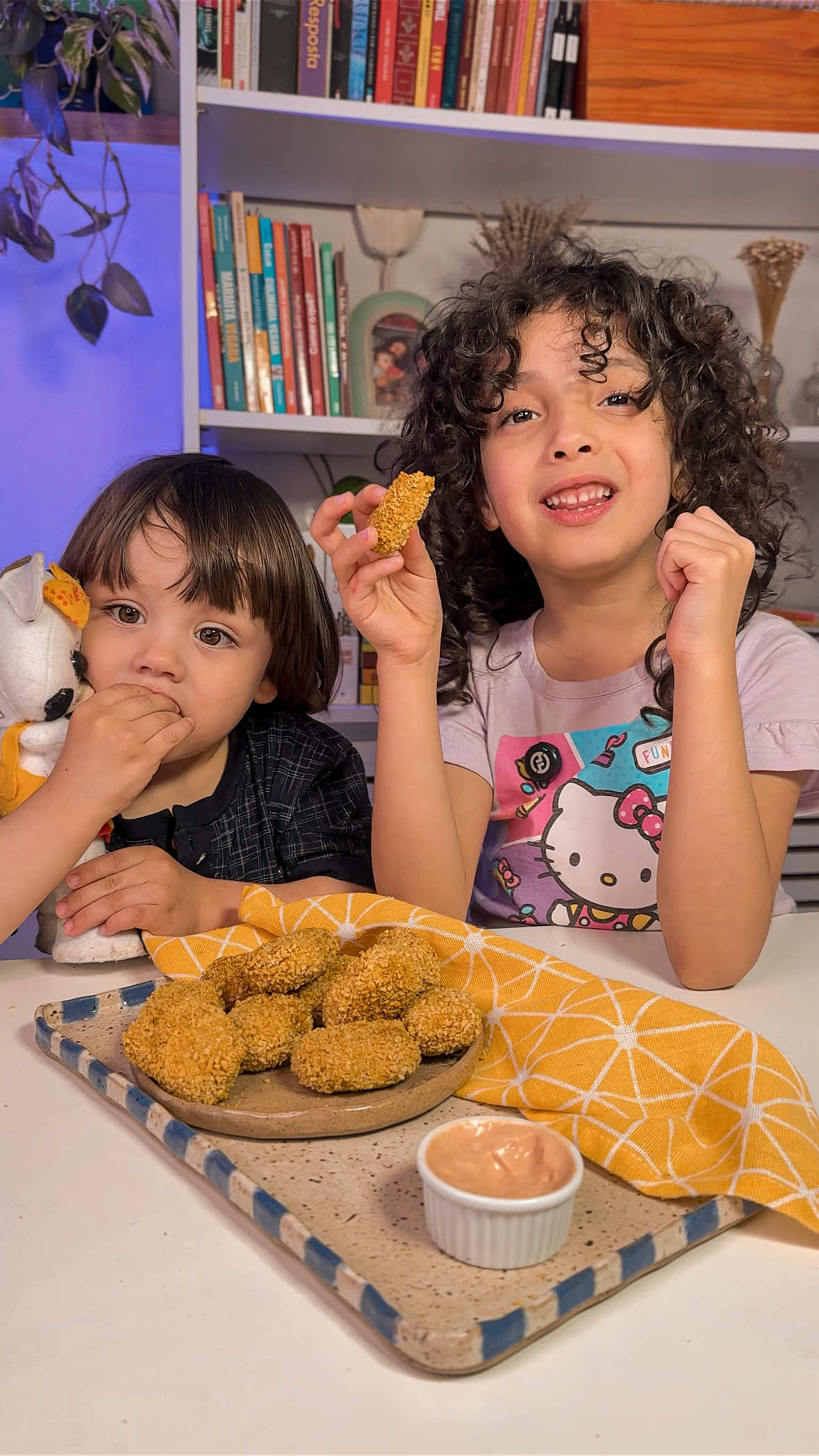Nuggets saudáveis Que tal comer nuggets deliciosos, mas também saudáveis? Isso é possível! Com ingredientes naturais e que formam complementam uma refeição completa. A base é muito simples: grão de bico cozido e tofu, eu usei o fresco e o defumado da @uaitofu que tem desconto comprando pelo mercado livre, usando o Cupom: IMAGINAUAI 💚 Deu vontade? Então não pede tempo e faz também. ➡️ ingredientes: 240g grão de bico cozido  250g tofu (1/2 defumado e 1/2 fresco) @uaitofu 1 colher de sopa óleo  1 colher de sopa aveia sal, páprica ou especiarias à gosto ➡️ para empanar  1 xícara água + 1/2 xícara farinha de trigo sal e temperos  Farinha panko  Procedimento: Misture o grão de bico cozido com o tofu, triture no processador de alimentos. Junte o óleo e misture. Se necessário, adicione um pouco de água até o ponto de conseguir modelar a massa. Adicione então a aveia, o sal e os temperos.  Misture a água com a farinha de trigo, sal e temperos. Modele os nuggets e comece passando pela mistura líquida e, em seguida, pela panko. Pode assar na air fryer, fritar em óleo quente ou até congelar para finalizar em outro momento.