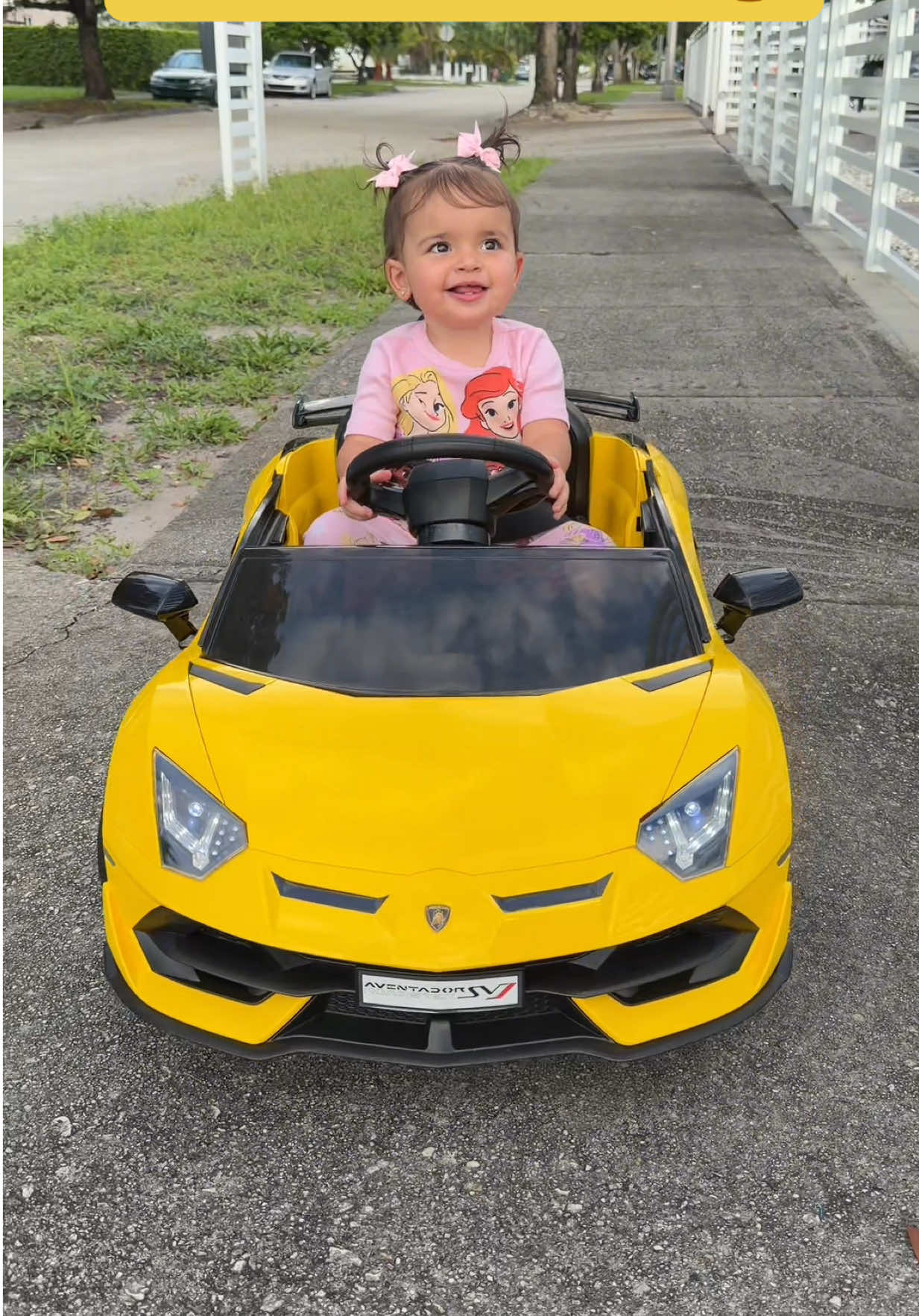 Su primer Lamborghini… y la sonrisa lo dice todo 😍✨ Con luces LED, sonido real y control remoto para los papás 🚗💨 El regalo perfecto para hacer esta Navidad inolvidable 🎁💫 #LamborghiniParaNiños#BabyLuxury#CarritoEléctricoR#RegaloPerfecto #BabyLuxury 