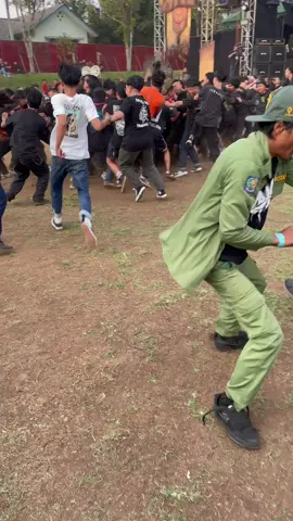 maaf pos ronda saya tinggal dulu mau ikutan moshing #moshing #twostep #ubernoiz #fyppppppppppppppppppppppp 