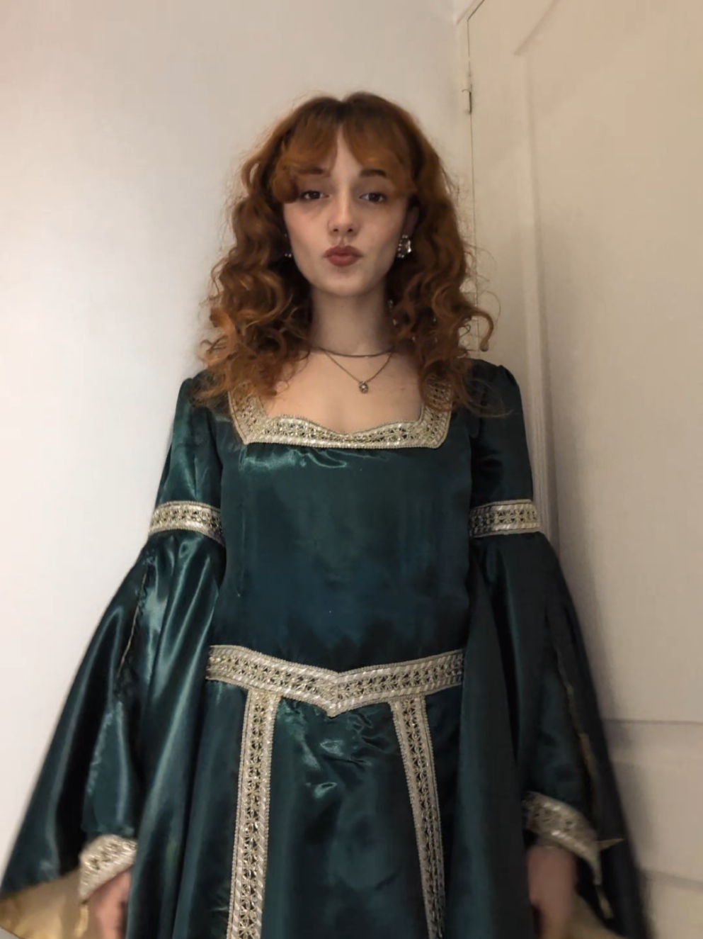 my abuela this queen spent an insane amount of time on this dress, I'm so grateful 💚 #fyp #alicenthightower #princesscore #hotd #medievalcore 