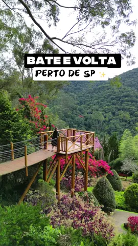 Mais informações 👇🏻✨ 🚙 Dica de destino pouco conhecido, a apenas 2h de São Paulo!  Santo Antônio do Pinhal, uma cidadezinha charmosa pertinho de Campos do Jordão,tão incrível quanto, mas com preços mais acessíveis 😍 O que fazer por lá:  🌼Explorar o Jardim dos Pinhais Ecco Parque 🚗Curtir o centrinho com suas lojinhas e cafés ⛪️ Conhecer a Igreja de São Benedito (subindo pela escadaria, linda vista) 🌅 e não perder o pôr do sol no Pico Agudo, com vista de 360° da Serra da Mantiqueira  #dicasdeviagem #saopaulosp #turismosp #pertodesp #interiorsp    