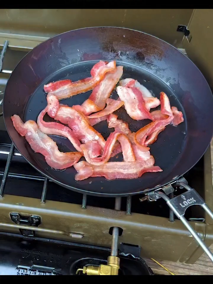 Breakfast Flip Sandwich in the 10” Carbon Steel Skillet #outdoor #cooking #carbonsteelskillet #geardesign #pathfindergear #leadtgepack #setthebar #davecanterbury #pathfindergear #lifetimequarantee
