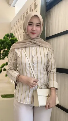 kemeja akuu comellll #kemeja #kemejawanitamurah #murahbanget #stripe 