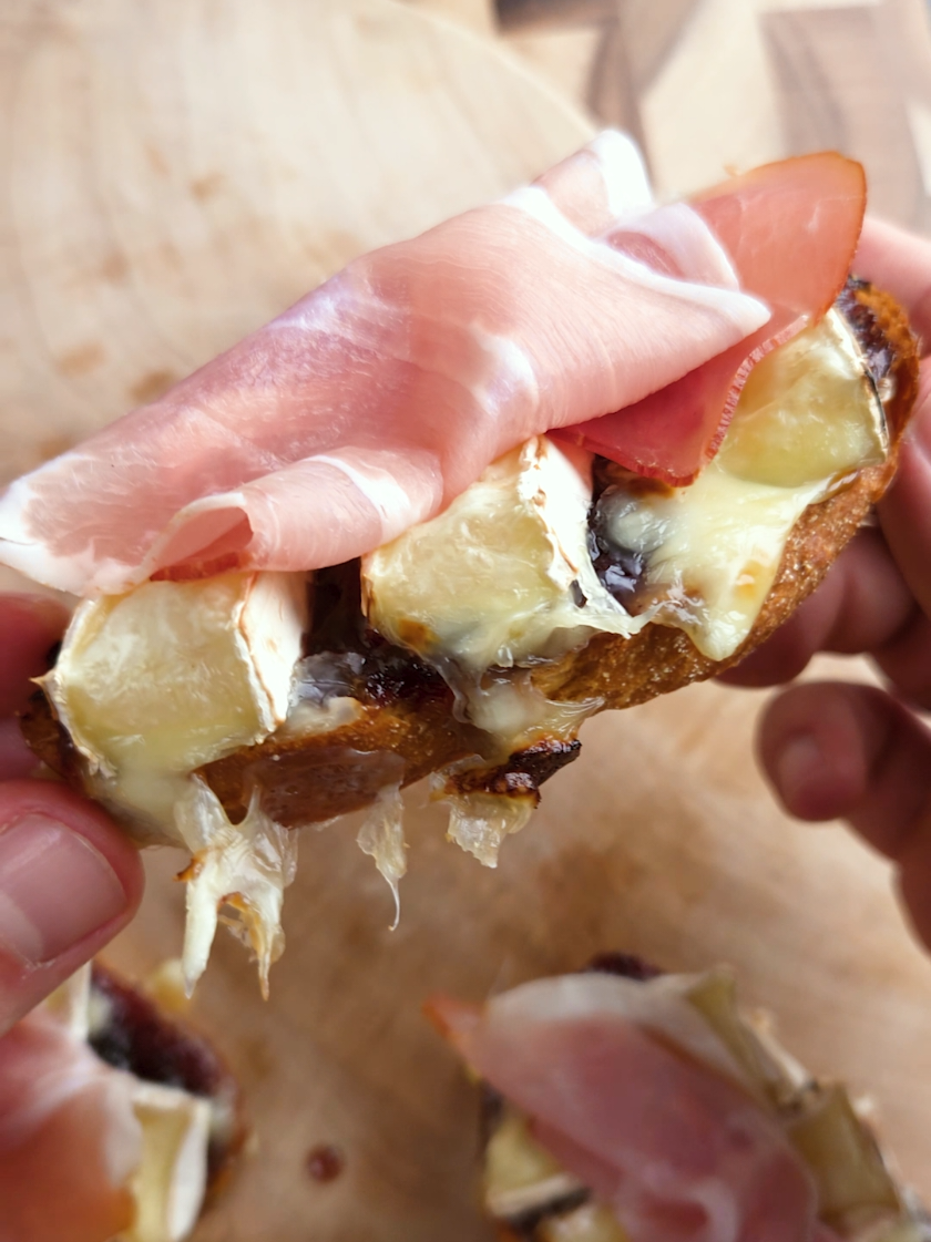 Camembert Toast. Knusprig, süß und herzhaft zugleich. Geröstetes Baguette mit fruchtiger Marmelade, geschmolzenem Camembert und luftgetrocknetem Schinken wie Prosciutto oder Serrano, direkt aus dem Airfryer.   Zutaten:   - Baguette   - Olivenöl   - Feigen- oder Blaubeermarmelade   - Camembert oder Brie   - Prosciutto (oder Serrano-/Parmaschinken)   Zubereitung:   1. Baguette in Scheiben schneiden und mit Olivenöl beträufeln.   2. Mit Feigen- oder Blaubeermarmelade bestreichen.   3. Camembert oder Brie darauflegen.   4. Im Airfryer bei 200°C ca. 8 Minuten überbacken, bis der Käse geschmolzen ist.   5. Mit Prosciutto belegen und servieren.   #camembert #toast #airfryer #snackideen #einfacherezepte 