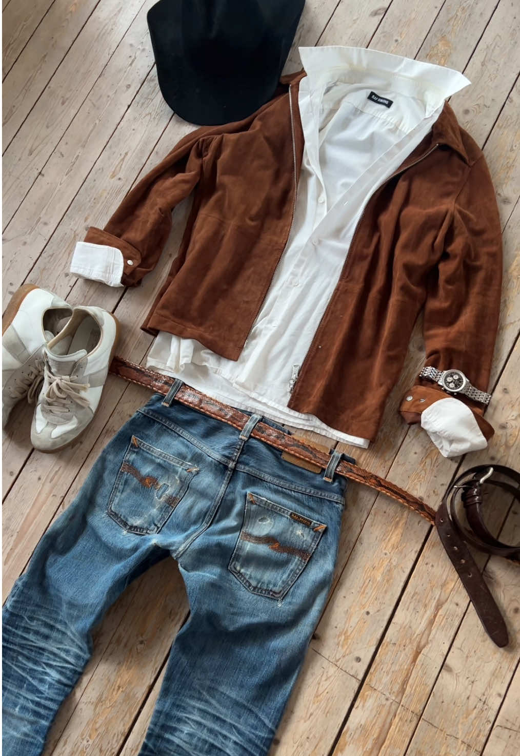 Outfit för att stjäla ett guldhuvud och bli jagad av en rullande sten typ. Kanske rider på en häst också #archive #fyp #fashion #grisch #targetaudience 