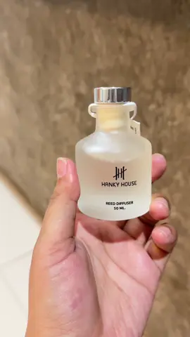 แค่เปิดขวดนี้… กลิ่นก็อบอวลไปทั้งห้อง 🕯 หอมละมุนแบบสะอาด ๆ สไตล์มินิมอล วางไว้ตรงไหน ก็ให้ฟีลเหมือนอยู่คาเฟ่ญี่ปุ่นเลย 🍃 #HANKYHOUSE กลิ่นนี้คือดีมากจริง ๆ 🤍 #สินค้าปังดันยอดขาย #HANKYHOUSEน้ำหอมปรับอากาศ #น้ําหอมปรับอากาศ #หอมผู้ดี      