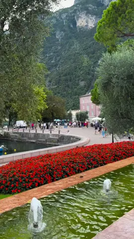 📍LAKE GARDA - ITALY 🇮🇹 lake in Italy, located in Northern Italy between the regions of Lombardy, Veneto, and Trentino-Alto Adige. Surrounded by picturesque mountains, charming towns, and vineyards, it is one of the country’s most popular tourist destinations. Lake Garda is easily accessible from major cities like Verona, Milan, and Venice, making it an ideal destination for both short trips and longer holidays. It combines natural beauty, history, and leisure, offering something special for every visitor. #LakeGarda  #VisitItaly #ItalyTravel #foryour  #viralditiktok 