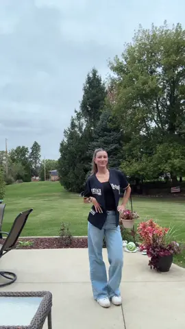 Happy vibes for a huge brewers win!!! Go Brewerssss💛💙 #wisconsin #brewers #milwaukee #fitcheck #outfitinspo 