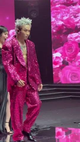 Kay Trần catwalk khoe 6 múi tại đêm chung kết Việt Nam Next Top Model 2025 #kaytran #vietnamnexttopmodel #anhtraivuotnganchonggai 
