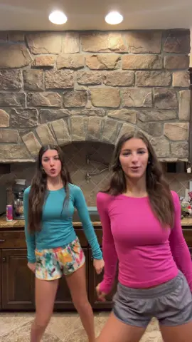 🏠🏡💃👯‍♀️@Scarlett🎀👙💐 #fyp #dance #twin #trend #viral 