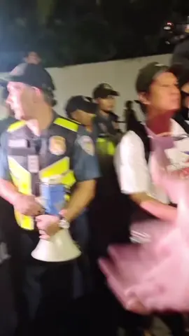 Nagkakainitan ang kapulisan at mga raliyista sa harapan ng forbes park . Nagumpisa ng sumugod ang mga galit na pilipino sa mga bahay ng mga korap politicians sa pilipinas. #rally #fyp #viral #trending #foryoupage 