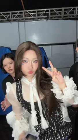 Ai đã xem trên 10 lần 🙋🏻‍♀️  Toi chưa chỉnh được hết clip , xin để nhan sắc cổ ở đây cho mọi người coi tạm , mai tôi up clip hậu trường nhộn nhịp 💁🏻‍♀️ #orangesinger #emxinhorange #emxinhsayhi #emxinhsayhiconcert 