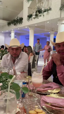 Como cuando tú Abuela llega a la Quinceañera con un jovencito 🤭#esbroma #sobrino #fiesta #familia #paratii 