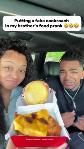 putting a fake cockroach in my brother's food prank 🤣🤣🤣#funny #funnyvideo #scared #scarecam #scary #foyou #scareprank #prank 