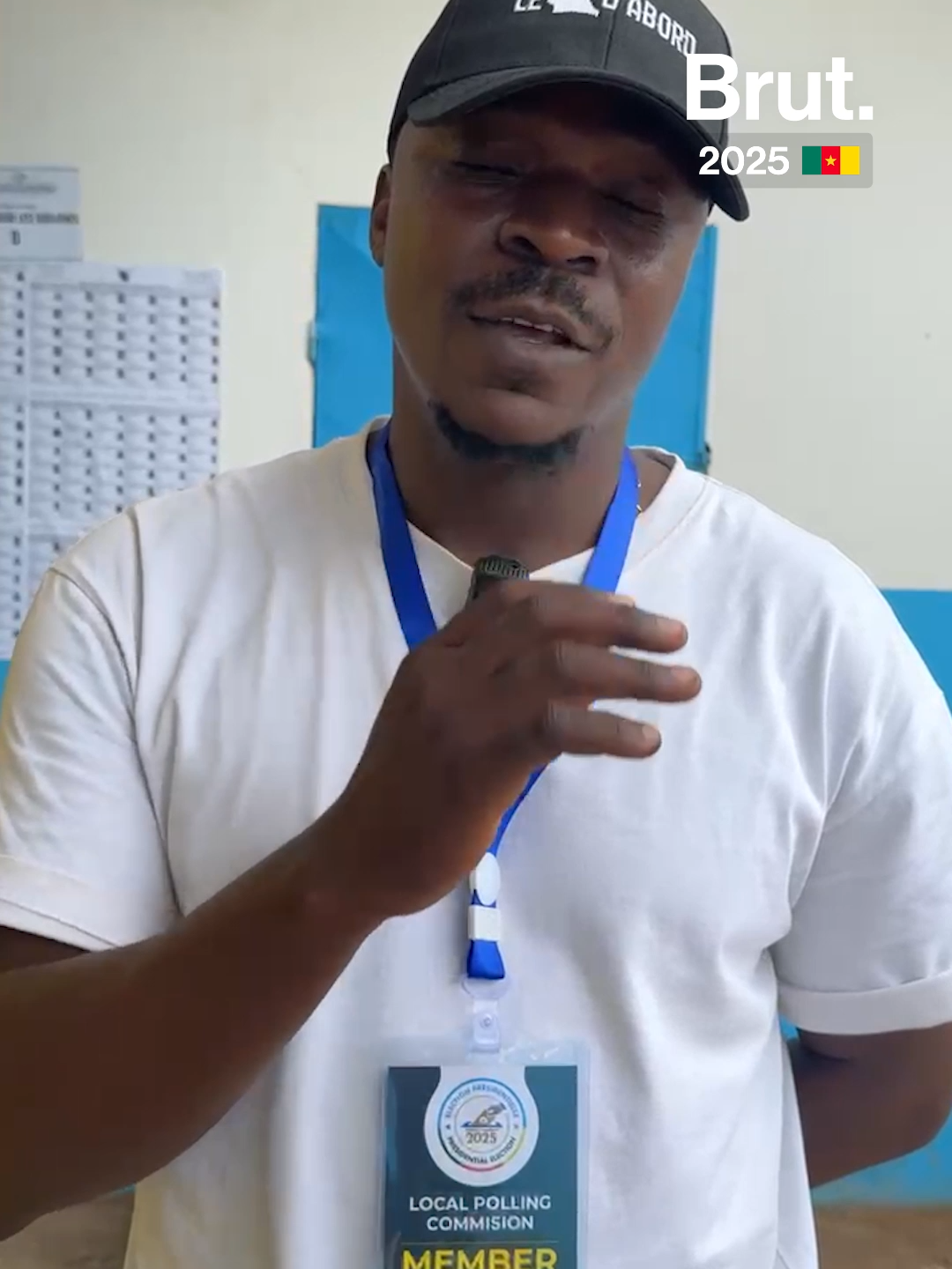 🇨🇲 Dans ce bureau  de vote de Yaoundé,  le rappeur @xzafrane veille à la transparence du scrutin. Il est l’un des 16.000 scrutateurs bénévoles  du mouvement citoyen “Protège ton vote