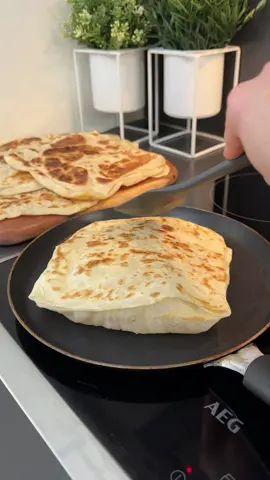 Selam herkese mutlu bir gün dilerim 😍 Kat kat Tell Tell ayrılan Katmer tarifi . Malzemeler : 6 su bardağı un 2.5su bardağı ılık su 2 tatlı kaşığı tuz . İçine sürmek için sıvıyaği . Yapılışı : Bir karıştırma kabına unu alalım içine çukur açıp 2.5 su bardağı suyu dökün tuz ekleyip Hamuru yoğuralim bir kaç dakika yogurduktan sonra ikiye bölelim hamuru sonra beşer beze yapalım toplam 10 beze olcak Ve 15 dakika dilendirip bir beze alıp hafif unlayarak açalım servis tabağında biraz büyük olcak şekilde sonra vidyoda olduğu gibi sıvıyaği katalım ve her tarafına bulayın katlayın hepsini bu işlem yaptıktan sonra katladigmiz hamurdan Birtane alıp Elimizle veya merdane ile çok bastirmadan açalım bir tavada az sıvıyaği gezdirin ve hamuru koyalım sürekli çevirerek orta ateşte pişirelim hepsi bitıkte sonra servise hazır Afyetolsun🌸🌸 . #katmer#gözleme#hamurişleri#hamurisleritarifleri#sayaçörek
