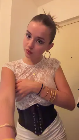 🤍🦢🕊️👩‍🦳👰👰‍♂️