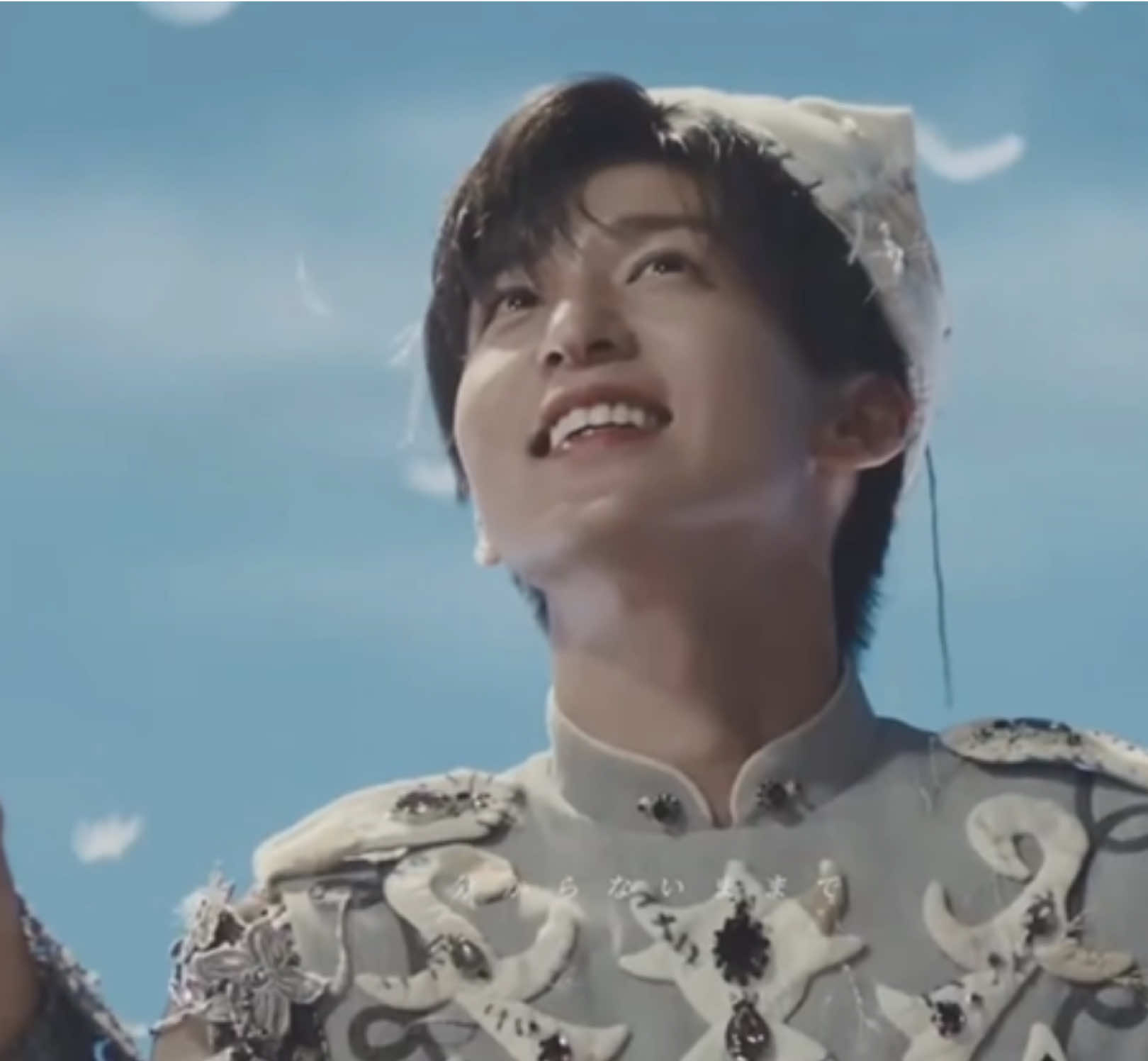 目黒蓮くんに関しては関係ない話をします みなさんに伝えたいことがあります。 投稿やめるかはわかりません。 実は私、心の病気を持ってます。 その病名はうつ病です。   いつ診断されたのかというと、今年の5月2日 中学校の入学式が4月5日で、入学式の日からいつもより落ち込みが酷く、入学式には出れませんでした。 あれから学校には全然行けれてません。 本心では、中学生になってやりたいことが沢山あって、凄く楽しみにしていました。 いつも自分の部屋の窓で登下校している中学生を眺めていました。 そして5月2日病院に行きました。 診断された病名は うつ病 でした。 一旦家で様子を見て酷くなったらまた来てください と病院の先生が優しく言ってくれました。 私あまり病気のことを知らなくて、うつ病って死ぬのかな？とずっと怖がって悩んでいました。でも、次の日の朝はスッキリ起きれました。親に学校行きたいって話してみたら もう少し休んでなさいと 断られました。 あれから何ヶ月かして、前より酷くなってしまい、 自分を責め続けることが多くなってきました。 それで今、入院しています。 うつ病になった原因が分からなくて、病院のテレビをぼーっと見ていたら そのテレビに映っていた人物が 目黒蓮 で、あの人の笑顔を見ると 少し、心が落ち着いて、幸せを感じています。 ピン留めの説明欄に 新規ではない と書いてしまったことについて謝罪をします。ごめんなさい。本当はド新規でした。新規ではないと嘘をついた理由は、新規で叩かれるんじゃないかなと恐れてしまいました。ごめんなさい。 また投稿続けて行けれたらいいなと思います。 返信遅くなります。