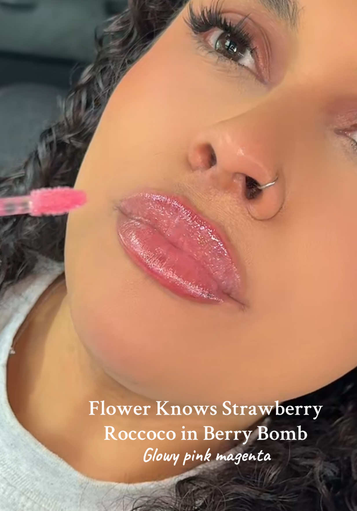 Flower knows Glowy Lipgloss in Berry Bomb has finely milled sparkles to give your lips a plumping effect without the sting. Now available as a duo gift set 🍓 #flowerknows #flowerknowsmakeup #flowerknowspartner #flowerknowsgirl @フラワノーズ（FlowerKnows） 