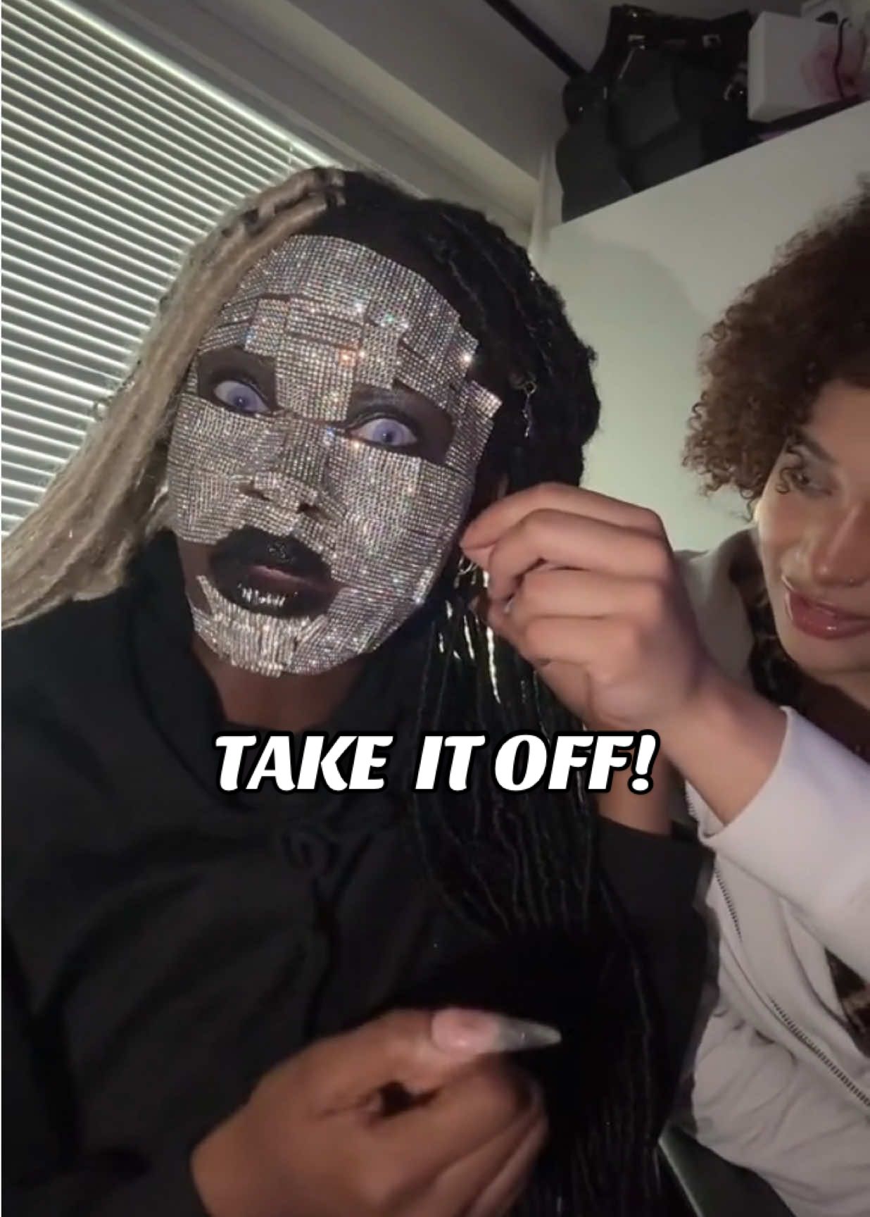 En liten collab med @diamant.1._ TAKE MY MAKEUP OFF!  MLPR UTE SNART!  RINESTONE LOOK TUTORIAL —> @MIMI  #fyp #fördig #förskojskull #makeuplook #takeitoff 
